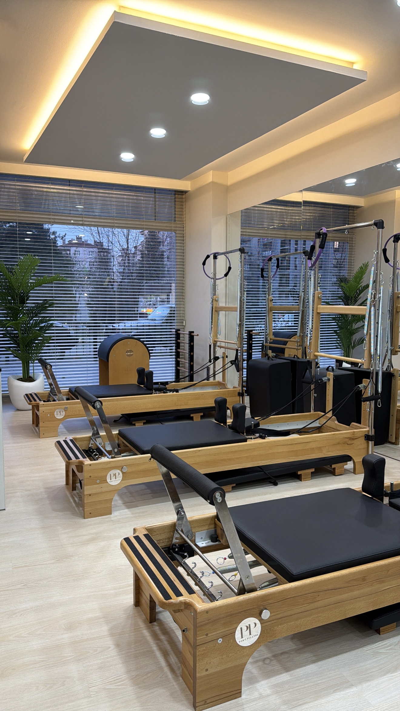 Nilüfer reformer pilates ekipmanları ve modern stüdyo alanı
